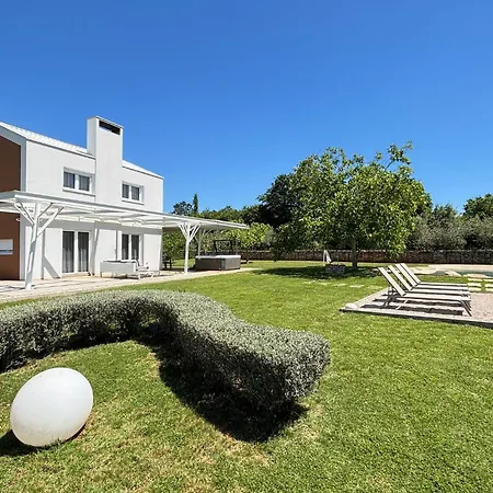 Vakantiehuis Luxurious In *